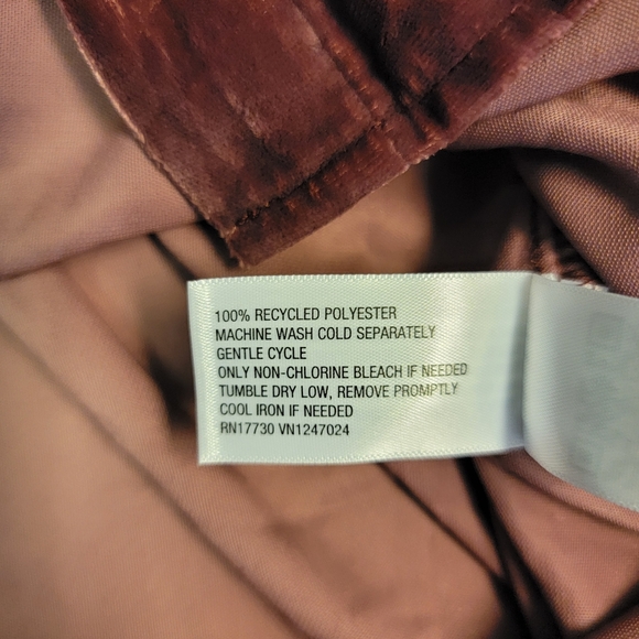 Universal Thread Women’s Long Sleeve Collared Button-Down Shirt Velvet Maroon M - Picture 6 of 6